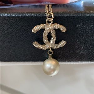 authentic Chanel cc pearl drop pendant necklace